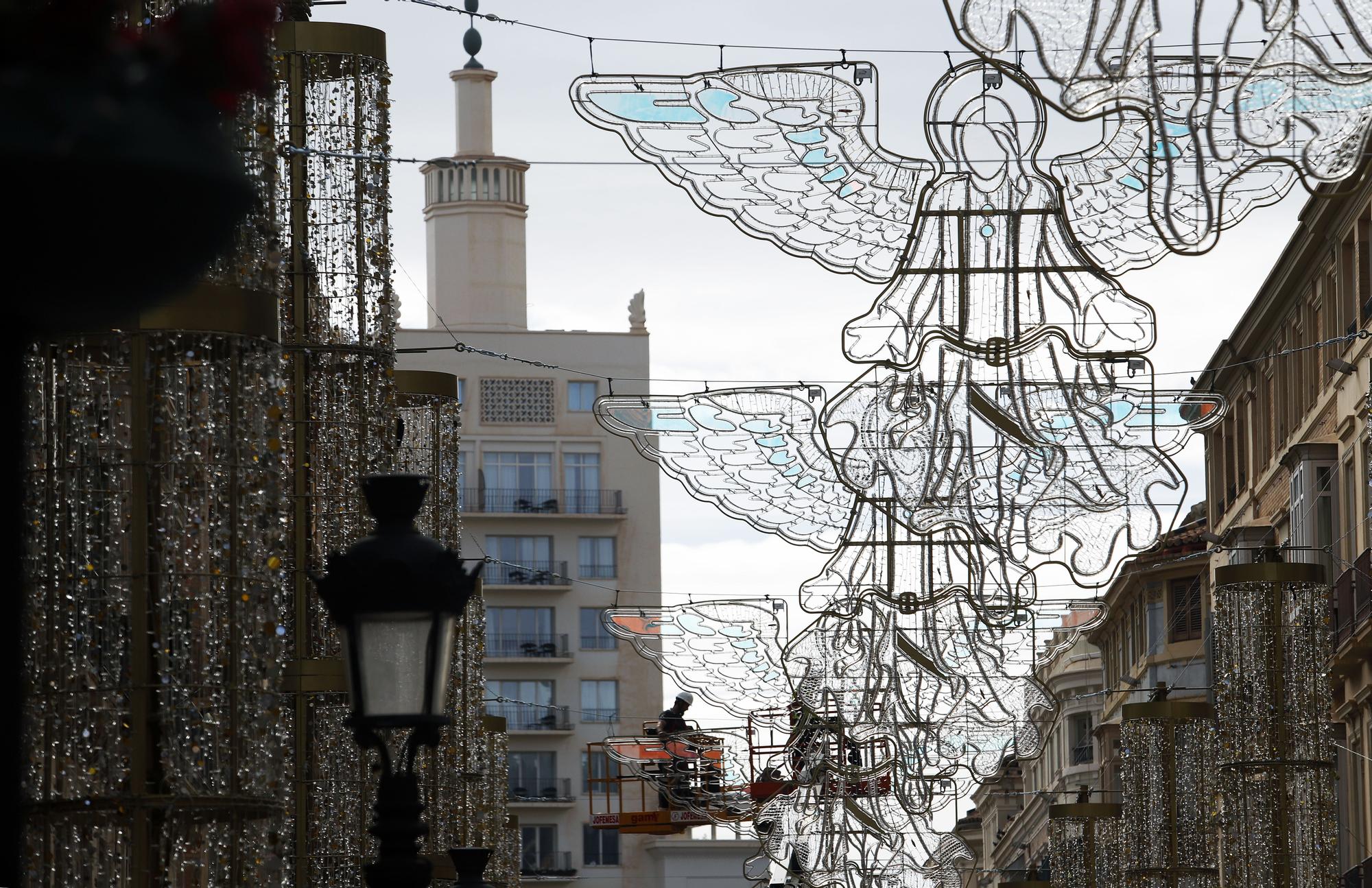 Instalan los ángeles de las luces de Navidad de la calle Larios