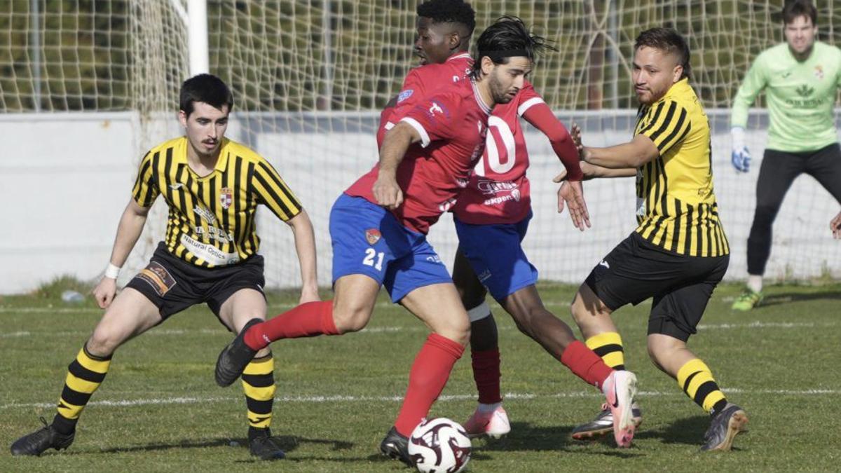 Un momento del encuentro entre Moraleja CF y CD Benavente.