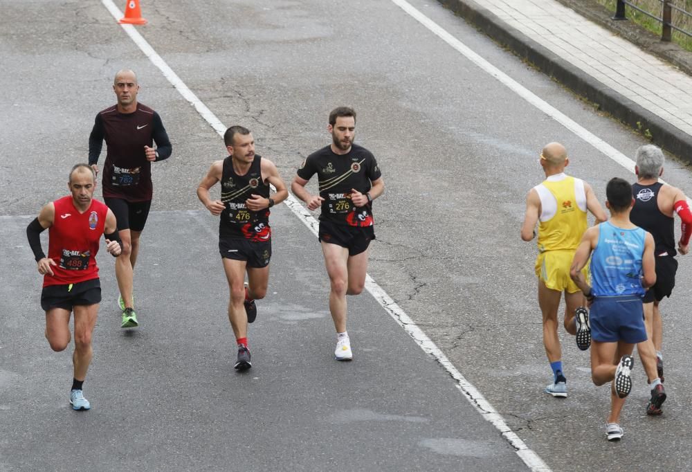 Los corredores del maratón completan la primera mitad del recorrido en los alrededores de Samil y Coruxo.