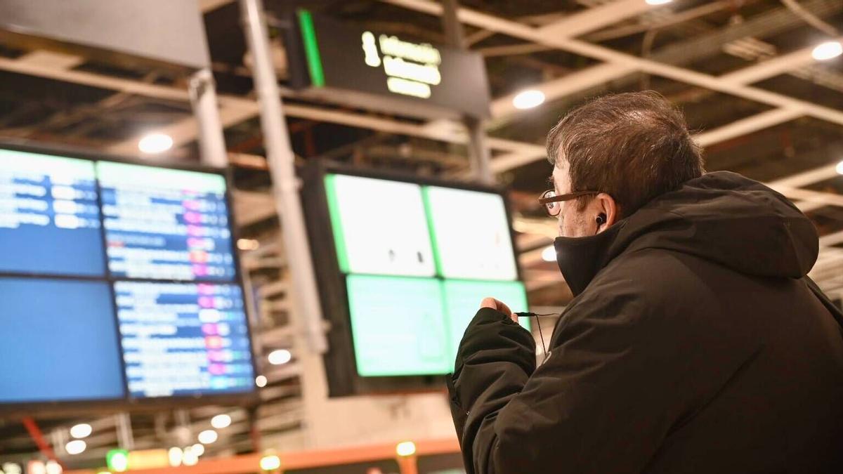 Barcelona . 24.01.2026. Sociedad. Usuarios de los trenes de Rodalies consultan las pantallas de horarios en la estación de Sants en un servicio que funciona con retrasos pero no está interrumpido. Fotografía de Jordi Cotrina