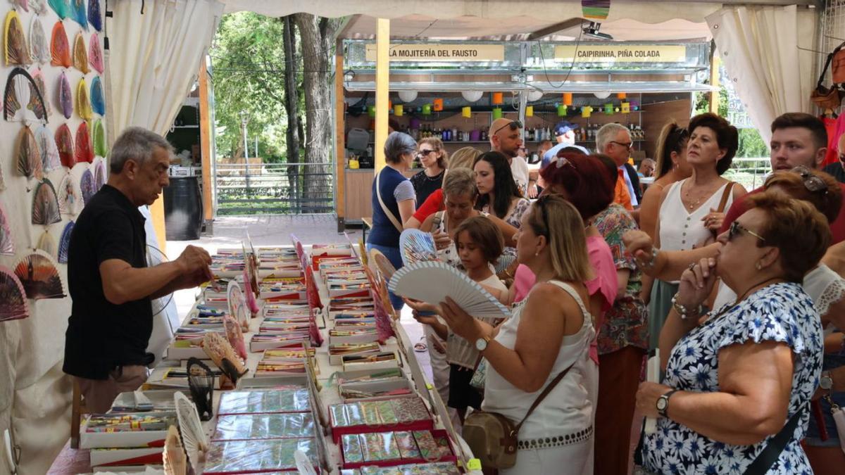 Una parada de abanicos en un momento de gran trasiego de clientela, ayer.  | PERALES IBORRA