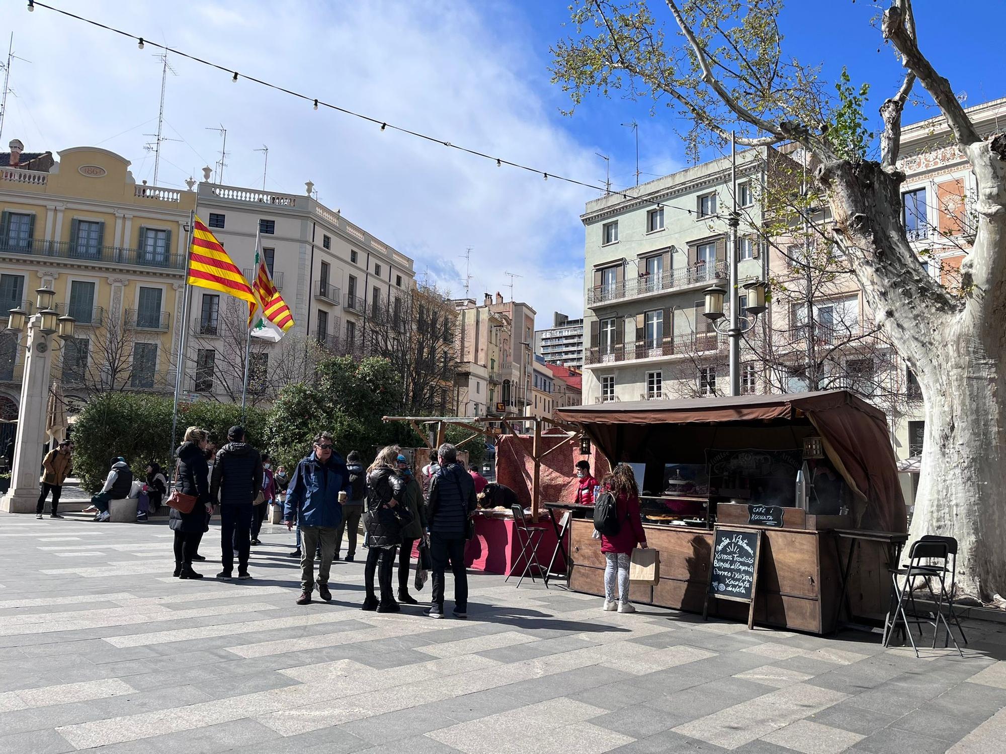 Torna la cua per comprar brunyols a la Rambla