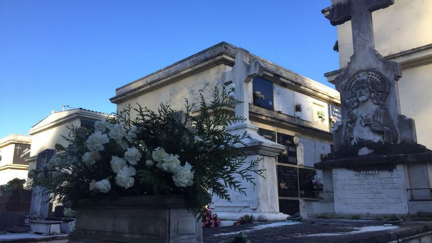 Descanso eterno en San Amaro. El alma y los restos de Manuel Piñeiro Pose descansan en el cementerio de San Amaro. Ayer adornaba la tumba del filántropo y su esposa, fallecidos en 1940 y 1936 respectivamente, un gran ramo de flores. En cumplimiento de su voluntad recogida en el testamento, parte de las rentas del céntrico edificio —el Ayuntamiento calcula que un 6,5% del total—se dedican a cuidar su tumba y a oficiar misas por su alma y la de su mujer y familiares cercanos. | LA OPINIÓN