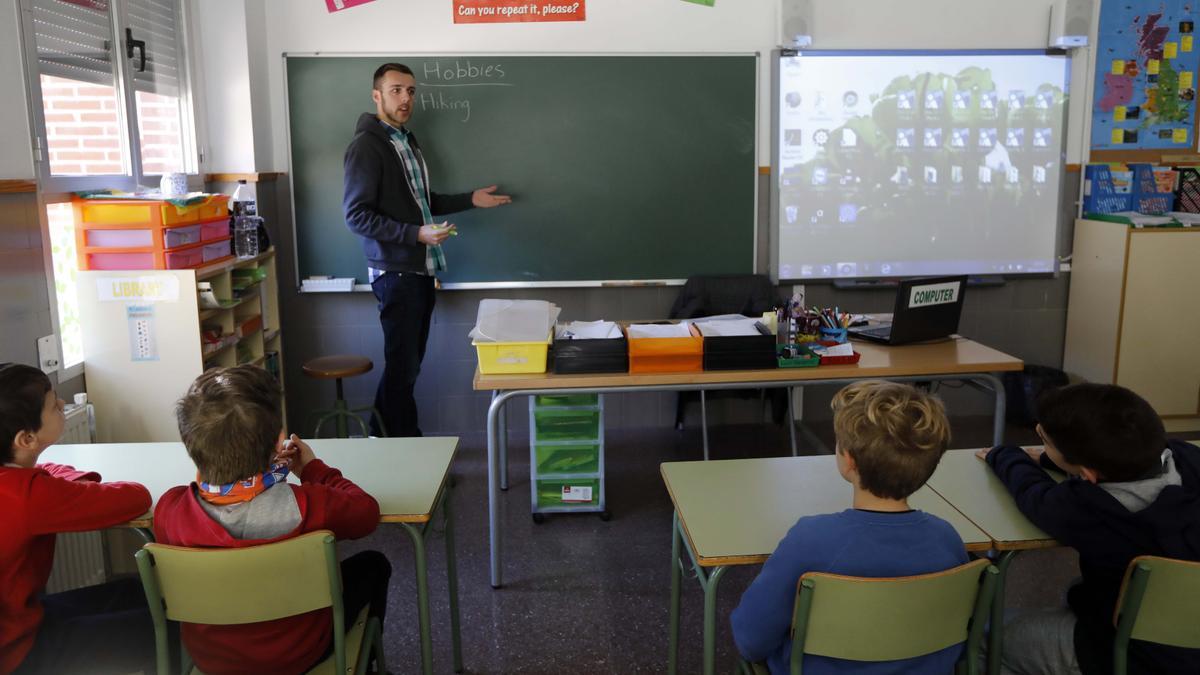 Un auxiliar de inglés en una clase de Primaria.