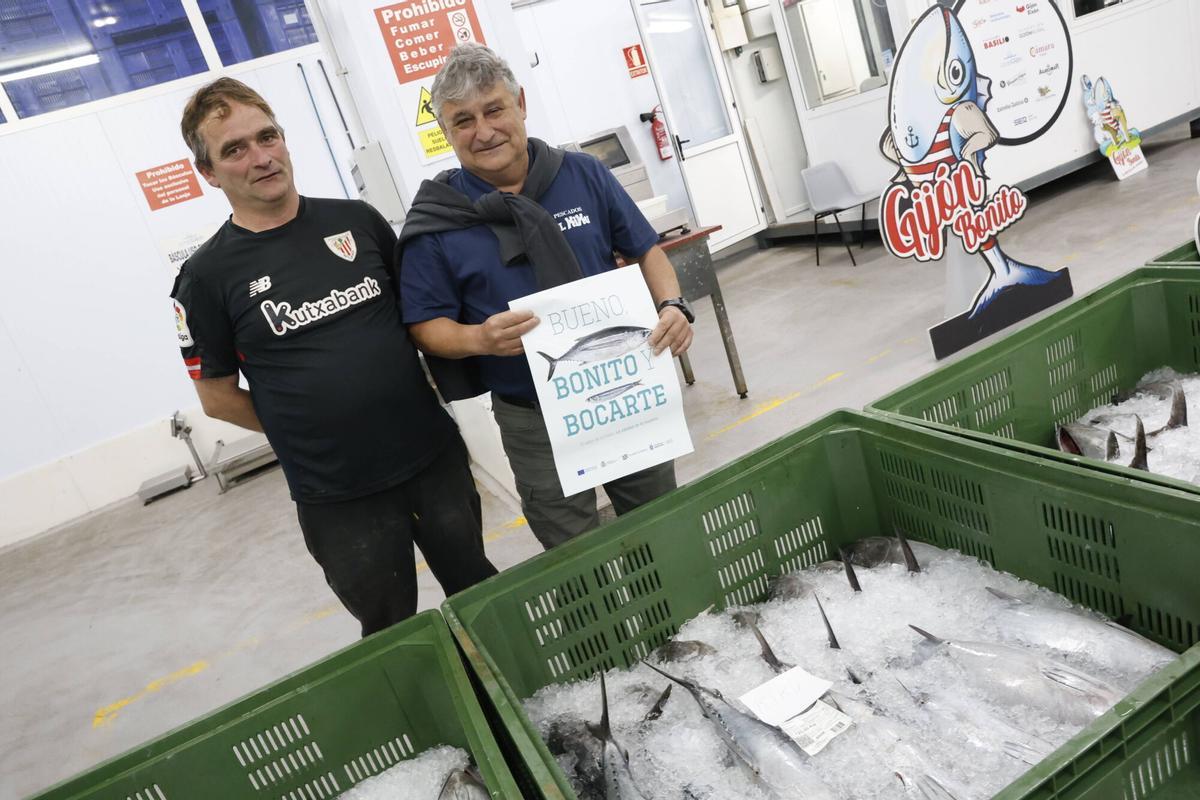 EN IMÁGENES: El primer bonito de la temporada ya está en Gijón: 2.217 kilos de "pescado del Cantábrico y de gran calidad"