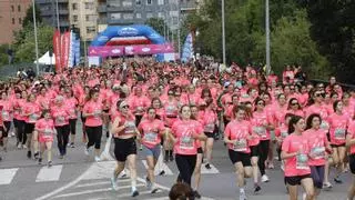 La marea rosa de la Carrera de la Mujer sigue creciendo: más de 5.000 personas corren en Gijón por el cáncer de mama y la igualdad