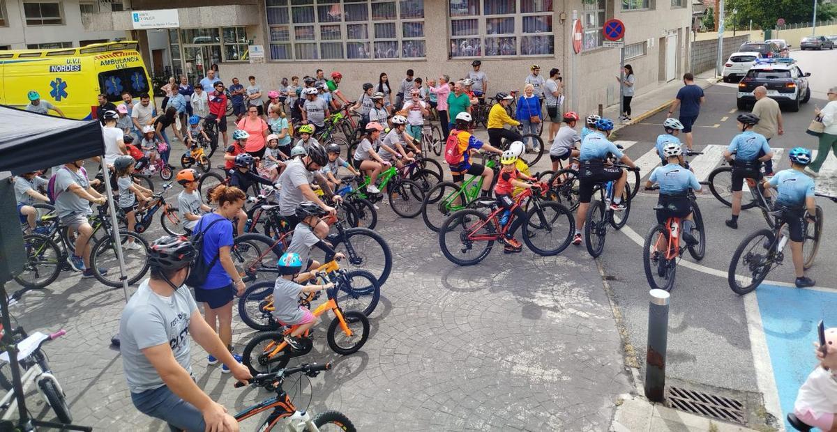 Asistentes a la Festa da Bicicleta en Praza do Mercado. | BERNABÉ/ AMANDA CASTRO