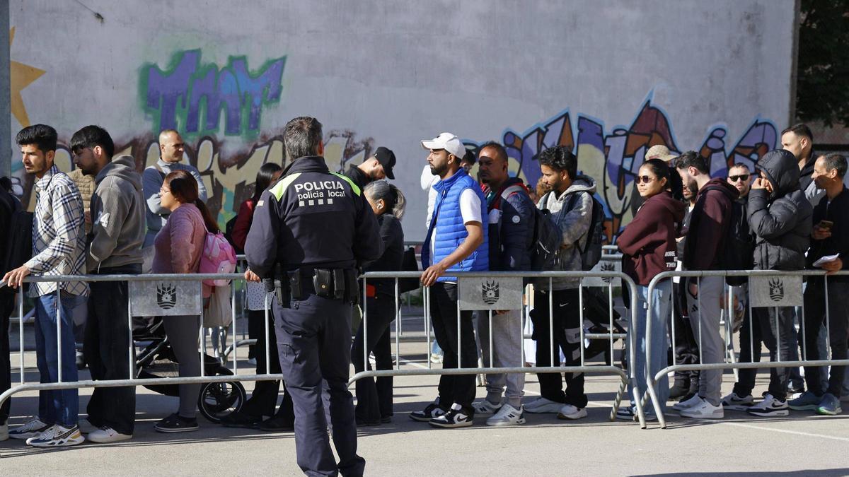 Les imatges de les cues a Salt davant l'oficina que assessora sobre la regularització extraordinària de migrants