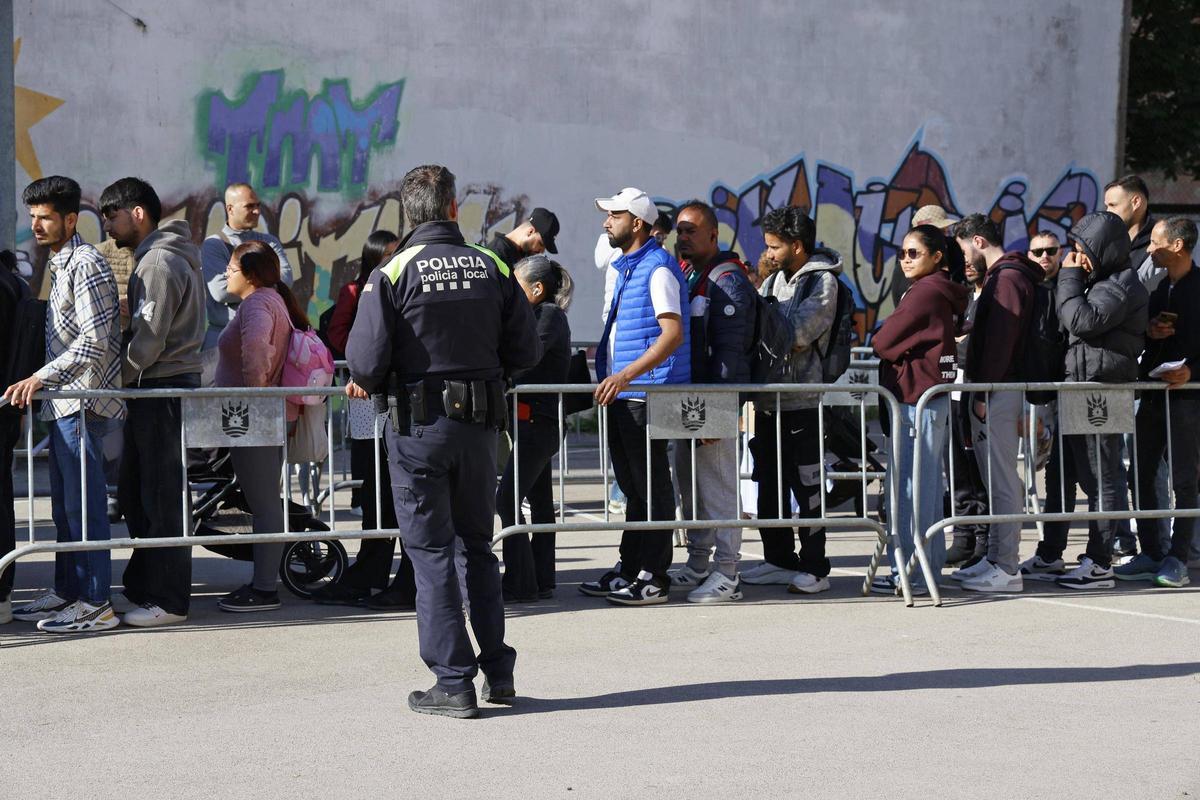 Les imatges de les cues a Salt davant l'oficina que assessora sobre la regularització extraordinària de migrants Les imatges de les cues a Salt davant l'oficina que assessora sobre la regularització extraordinària de migrants