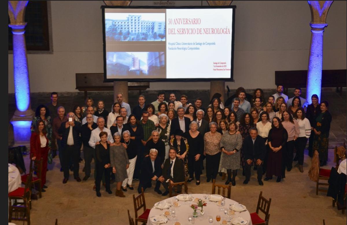 Fotografía de familia de profesionales que han pertenecido o integran en la actualidad el Servicio de Neurología del CHUS