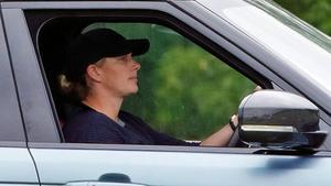 Una conductora con gorra.