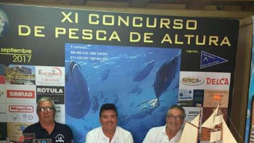 Por la izquierda, Rafael Menéndez, Carlos García y Juan Chicharro, ayer, durante la presentación del XI Concurso de Pesca de Altura de Lastres.