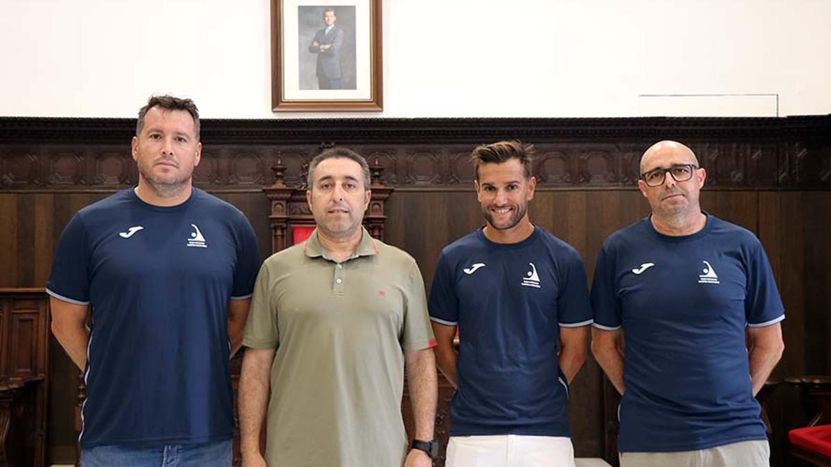 Javier Timón junto al presidente del Club de Natación Máster Morvedre, Vicente Alonso y otros miembros del club.