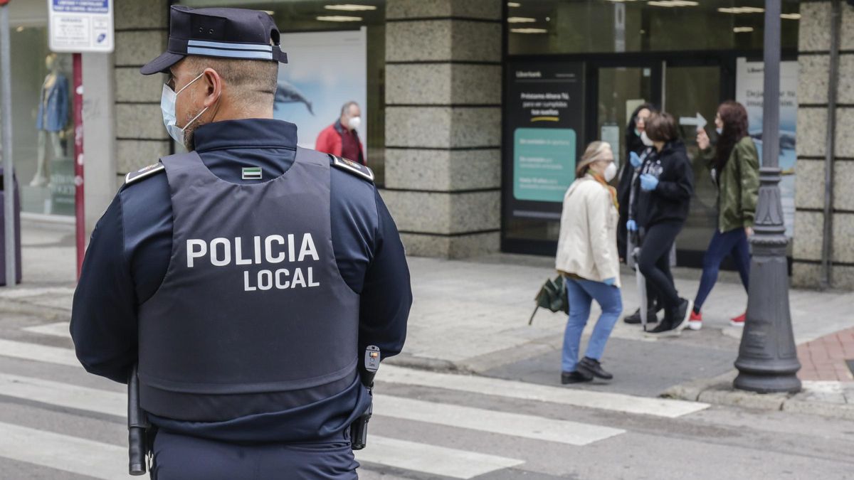 Un agente de la policía local en Cáceres.