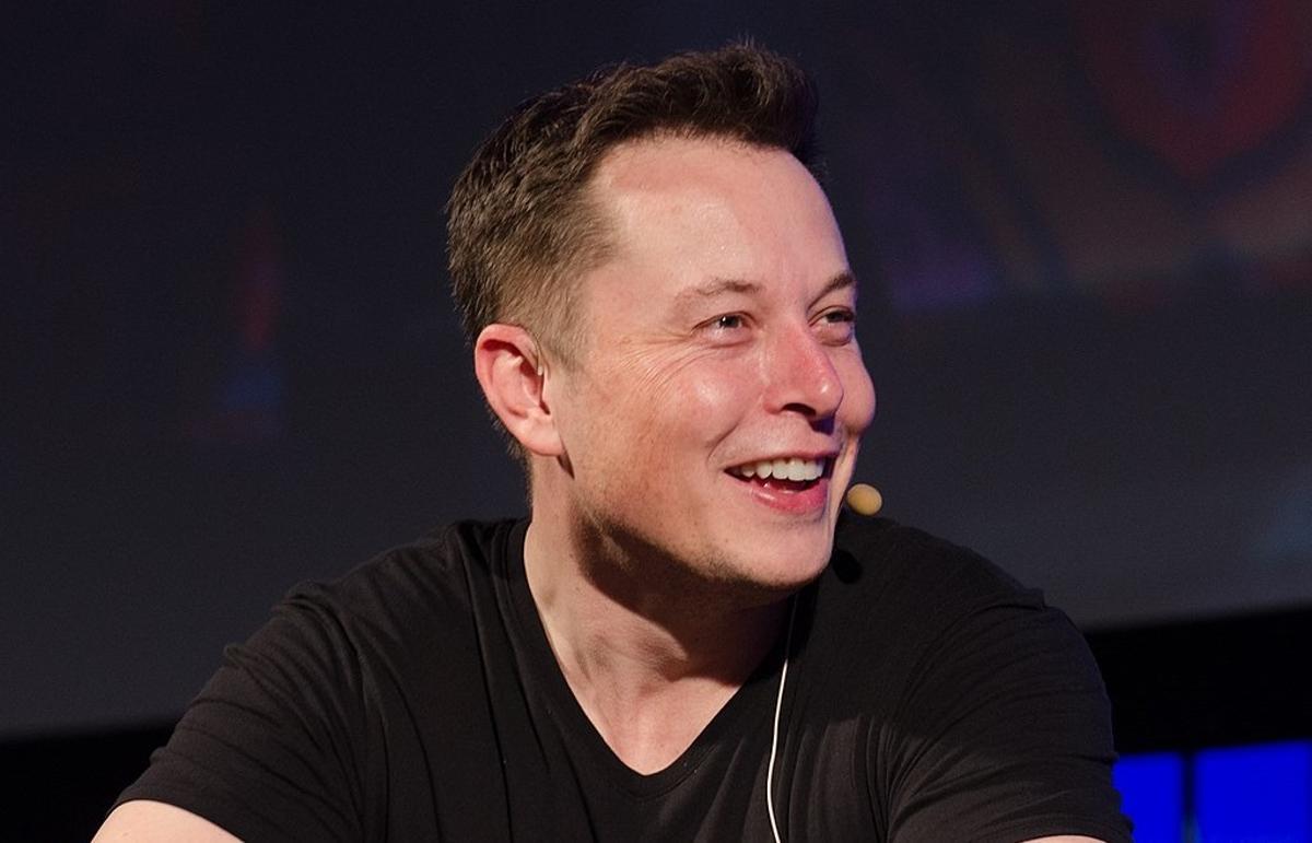 Musk carrega contra Apple per suposadament retirar la publicitat de Twitter