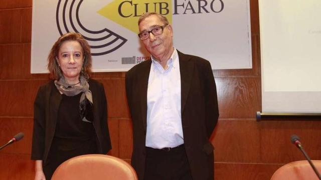 Emma Moreno presentó a Carlos Hervés, catedrático de Matemáticas de la Universidad de Vigo.  // J. Lores