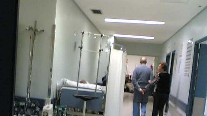 Pacientes y acompañantesen uno de los pasillos del Hospital de Elda el jueves