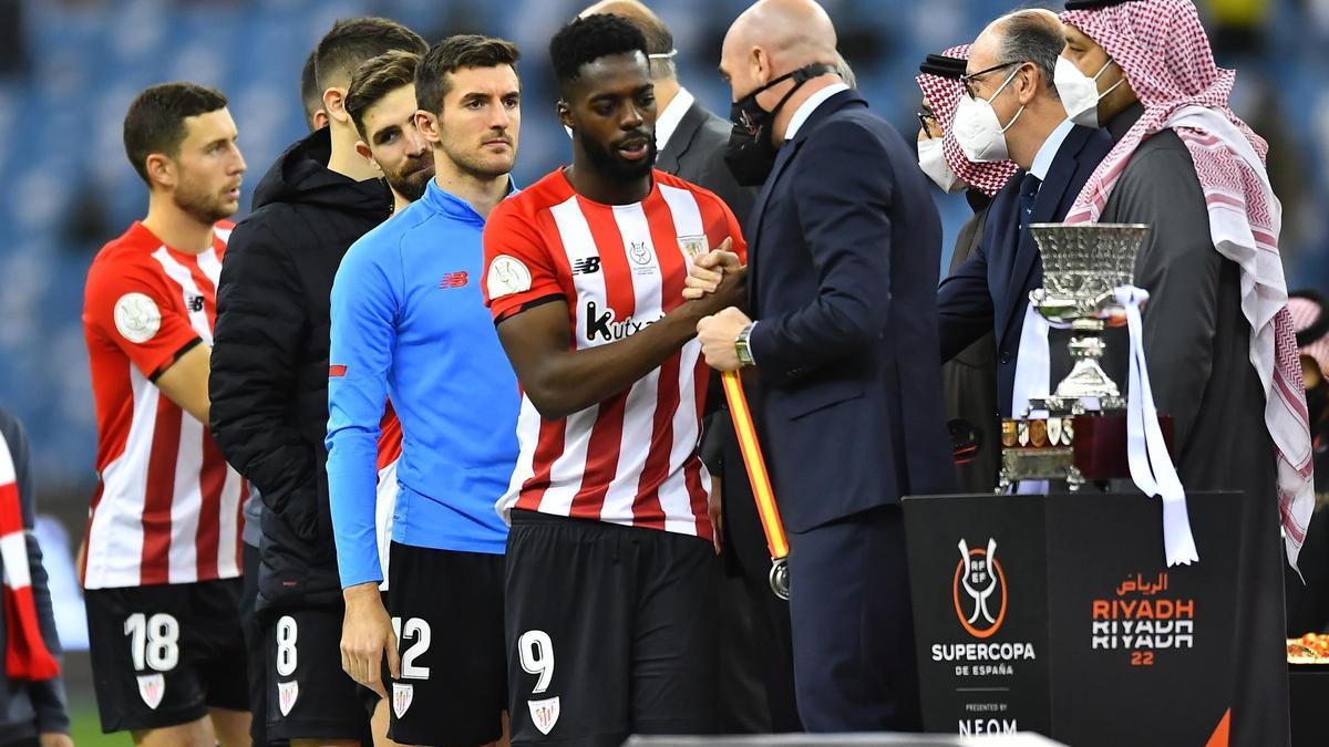 Iñaki Williams saludando a Luis Rubiales.