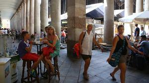 Turistes al mercat de la Boqueria.