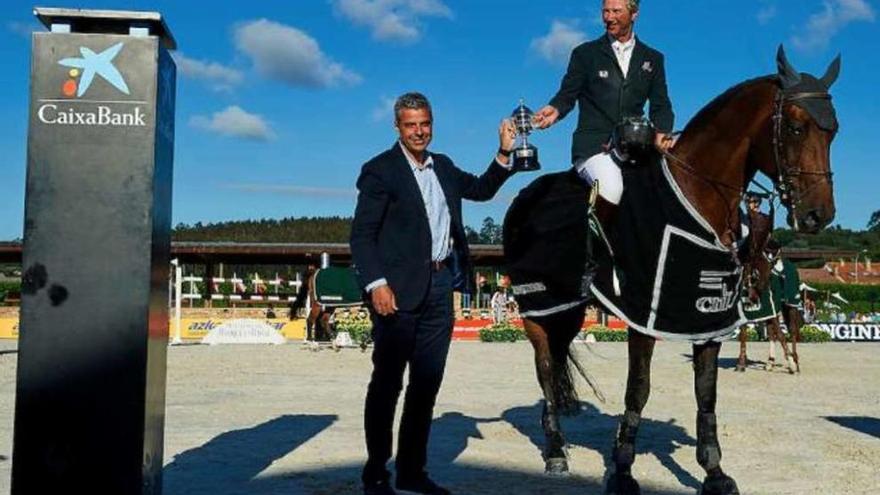 Patrice Delaveau recibe su trofeo tras imponerse en el Gran Premio CaixaBank.