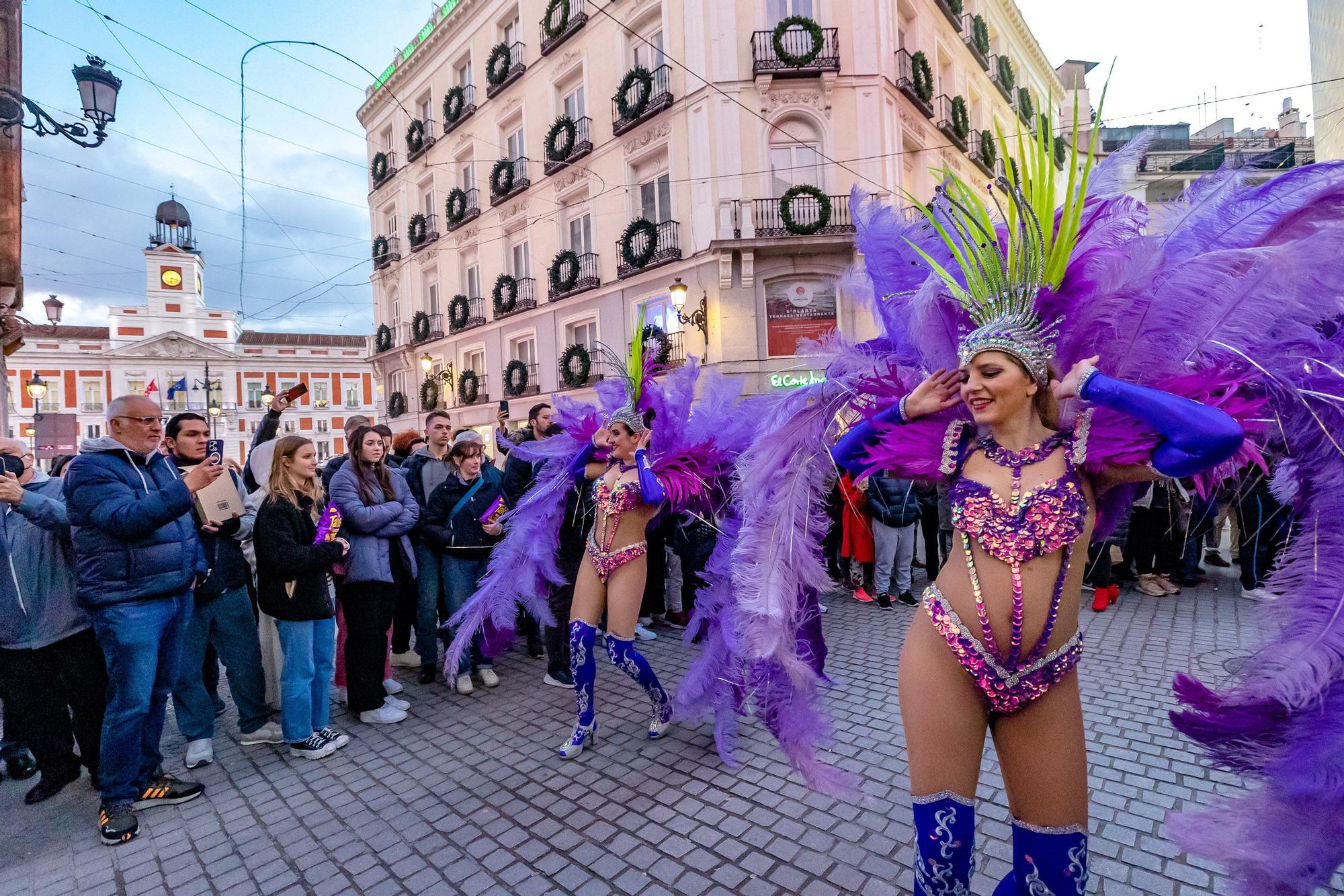 El Carnaval de Torrevieja desfila en el centro de Madrid con motivo de Fitur