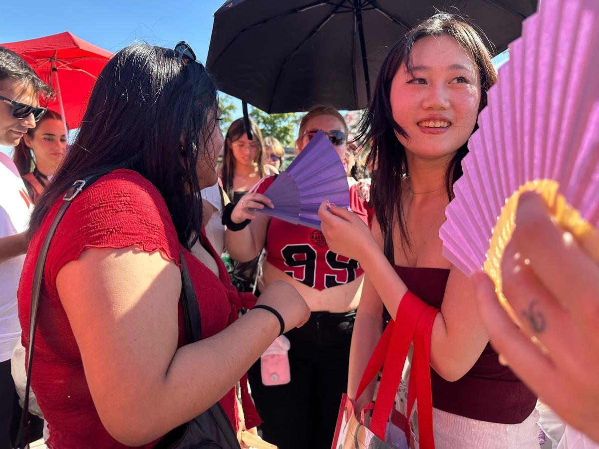 Fans llegados de distintos puntos de España y del extranjero comparten la previa del primer concierto de BTS en territorio español.