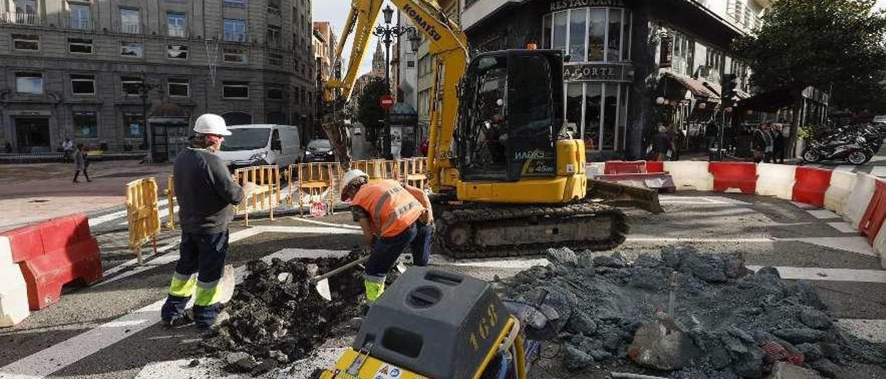 Dos operarios preparan el lugar de la Escandalera en el que se instalará la bandera nacional.