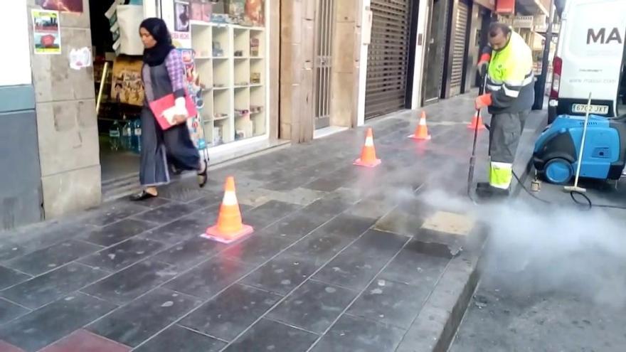 Un operario de la limpieza en una calle de Callosa de Segura