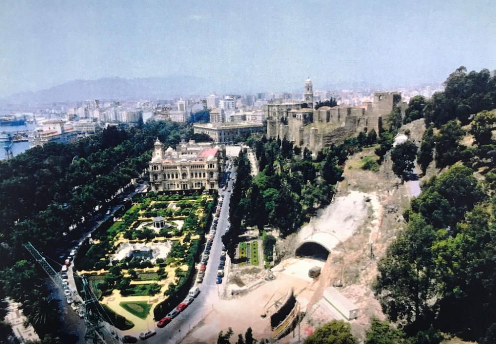 Las obras se iniciaron en el lado de la plaza de la Merced y duraron año y medio, hasta marzo de 1999.