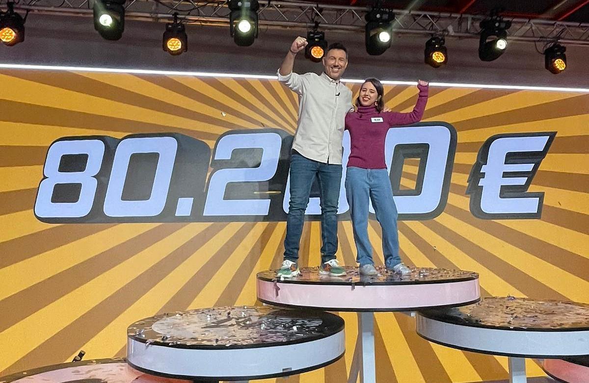 La ganadora con el presentador del concurso, Iñaki Urrutia.