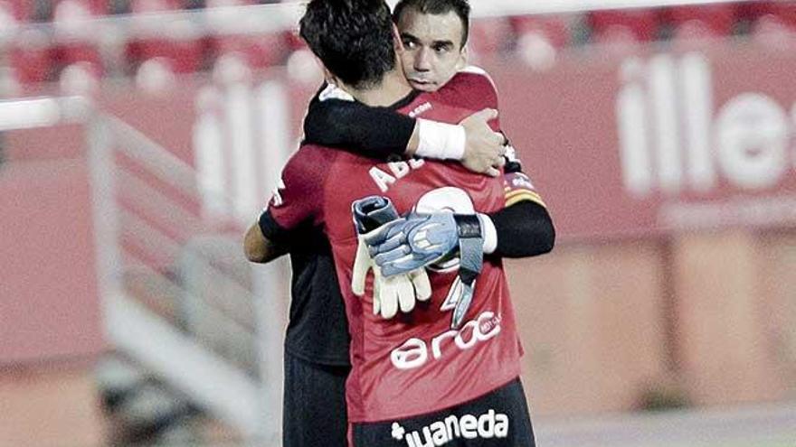 Manolo Reina y Abdón se abrazan desconsolados tras el final del partido sobre el césped de Son Moix.