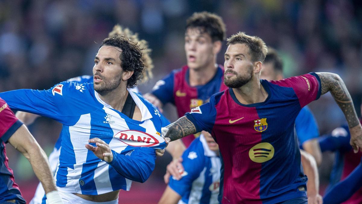 Iñigo Martínez y Cabrera pugnan por la posición en un corner durante el derbi entre el FC Barcelona y el RCD Espanyol