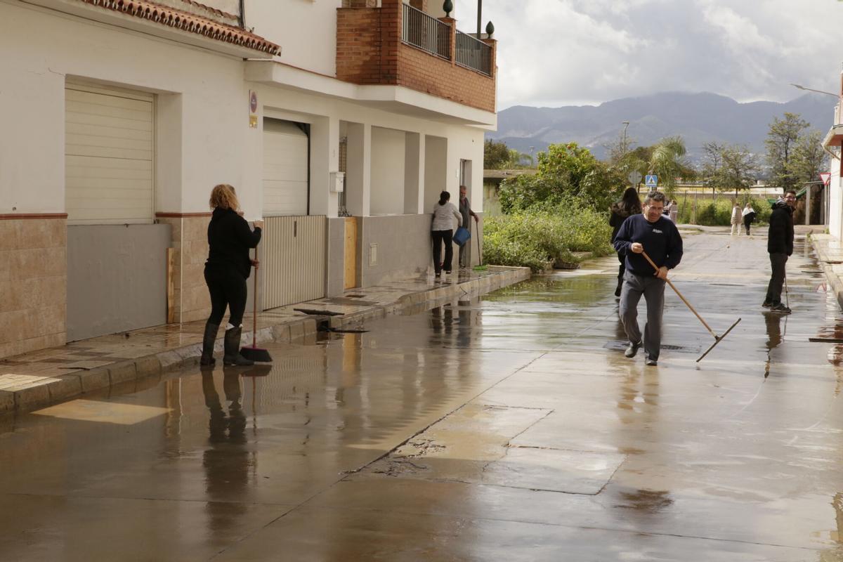 Vecinos de Campanillas retiran agua y barro