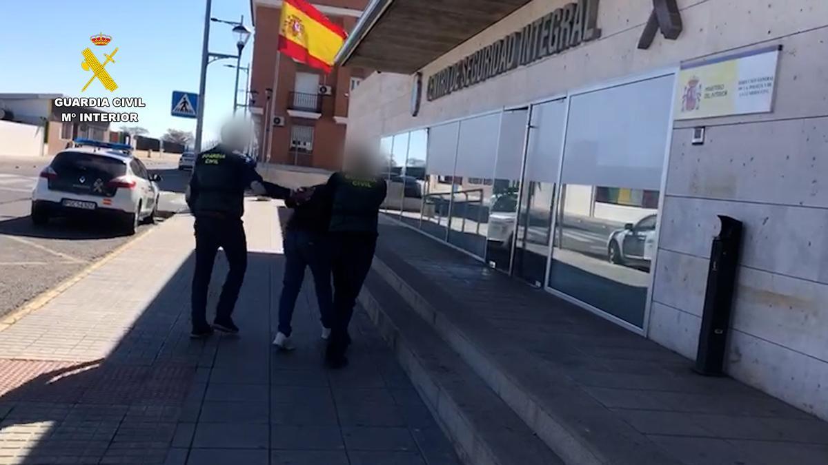 Uno de los detenidos, llegando a dependencias de la Guardia Civil.