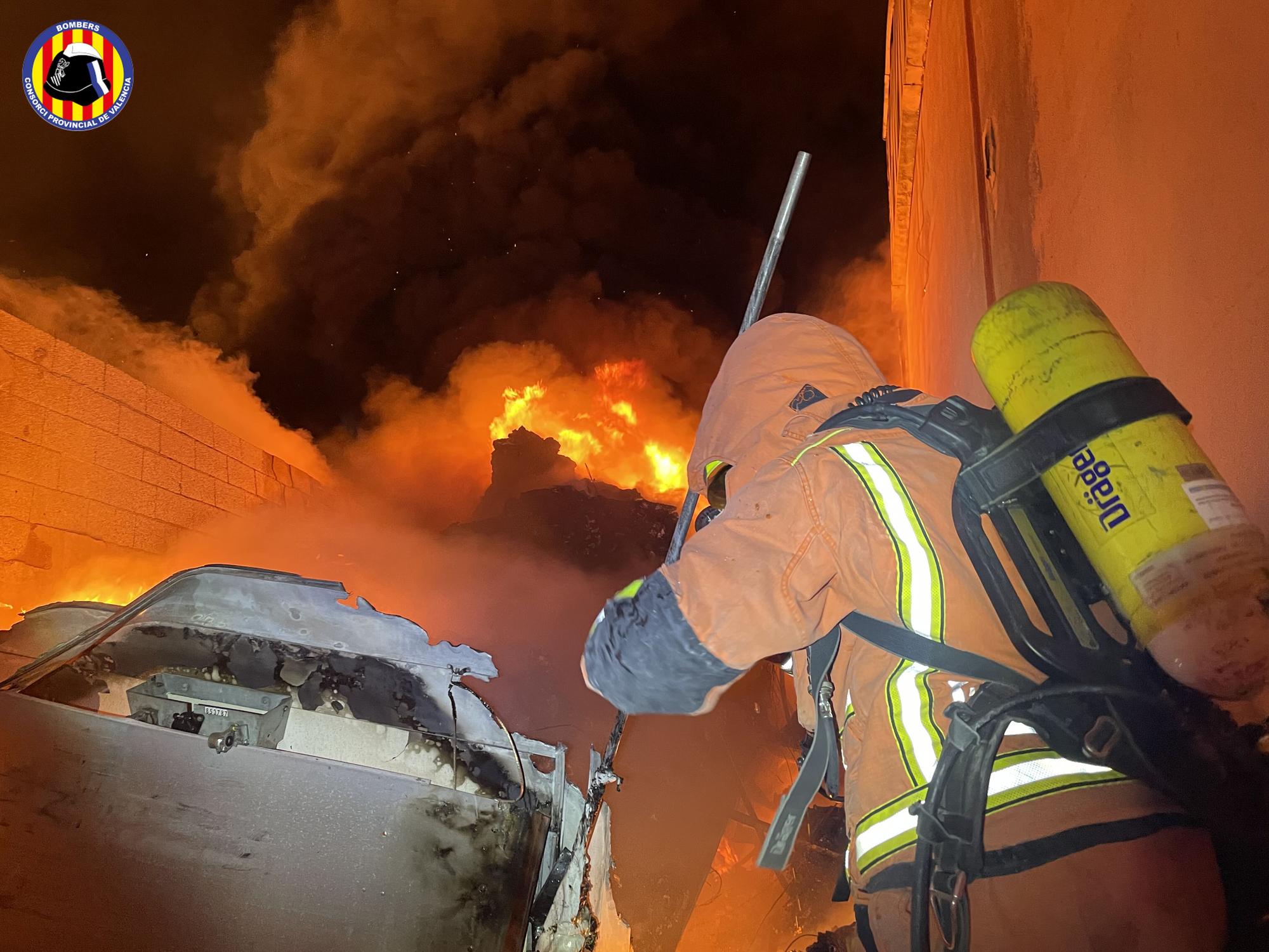 Un incendio calcina una nave industrial en Quart de Poblet