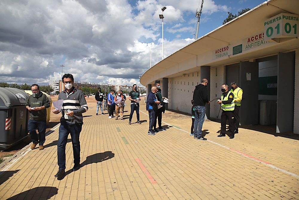 Aficionados asistentes al encuentro Córdoba CF-Balompédica Linense