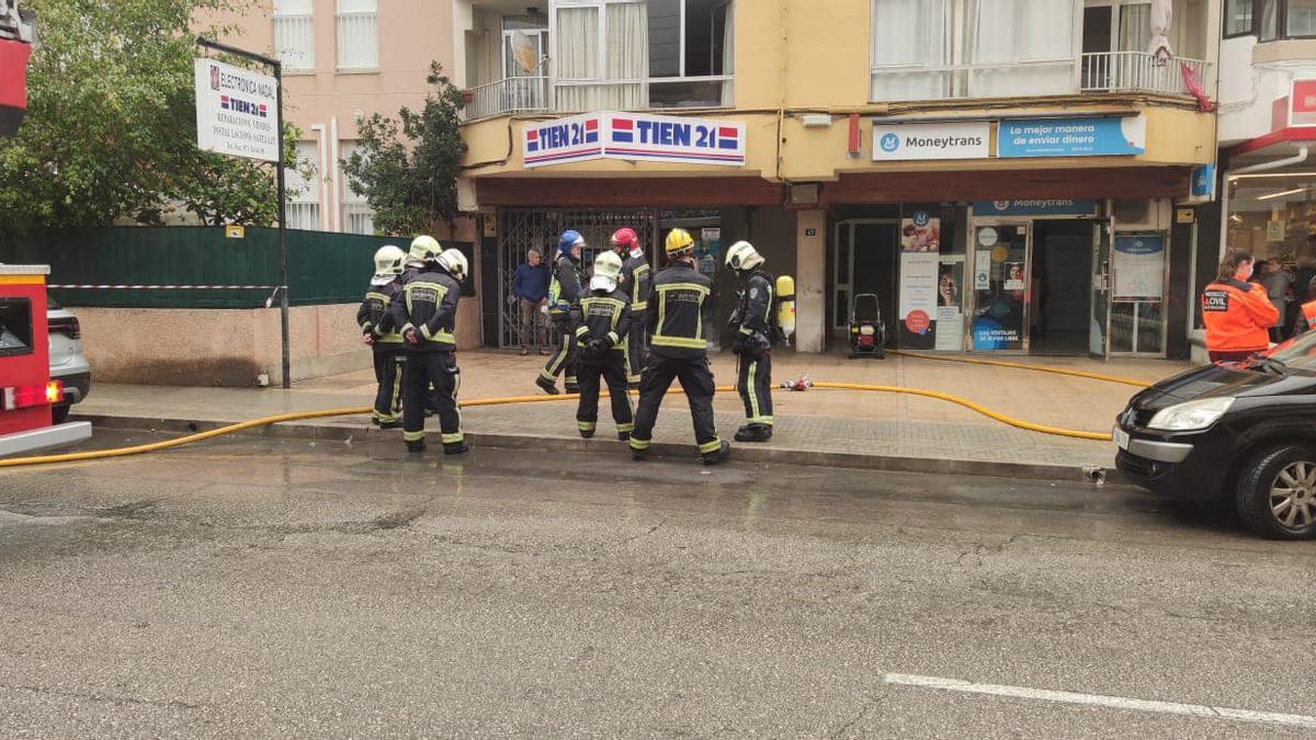 Los bomberos, frente a la finca de Alcúdia donde se produjo el incendio.