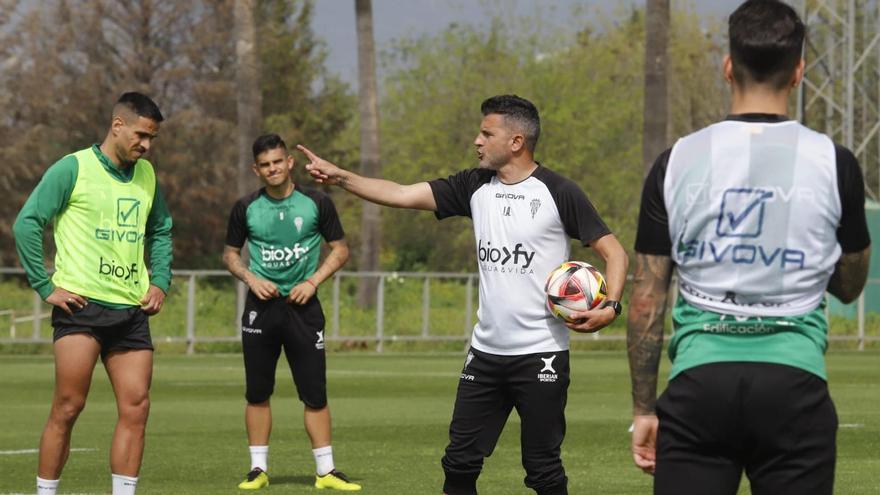 Iván Ania da instrucciones a sus futbolistas durante una sesión en la Ciudad Deportiva.