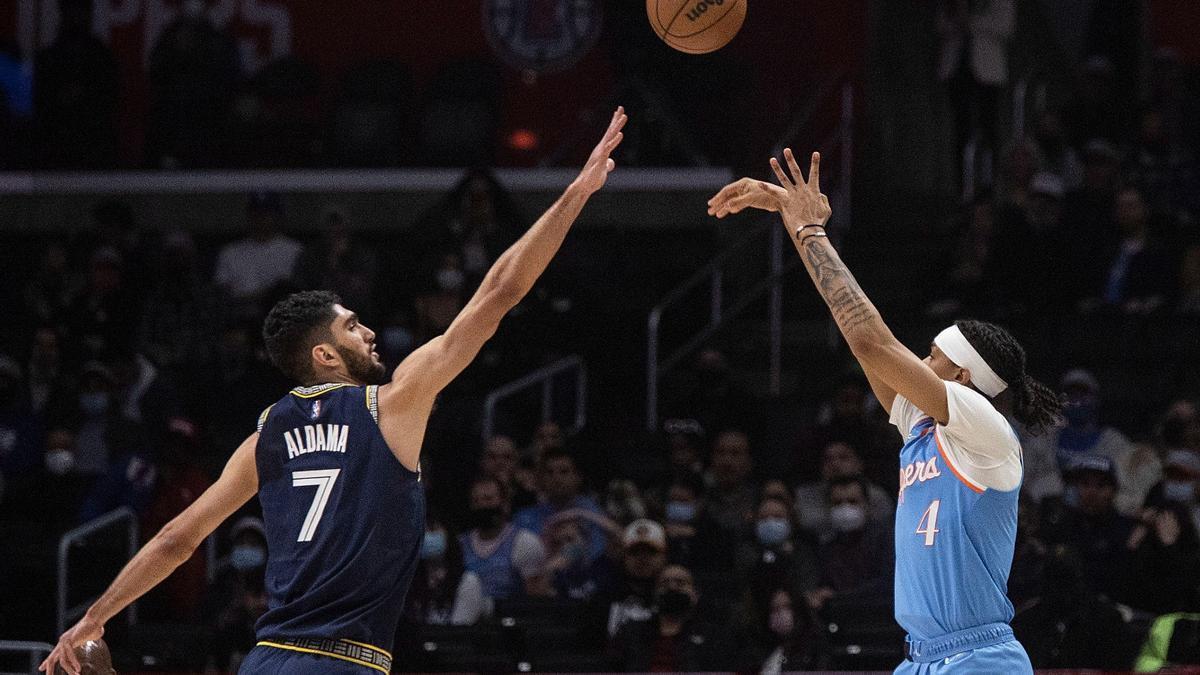 Santi Aldama puntea el lanzamiento del jugador de los Nets, Edmond Sumner, durante el partido de la pasada madrugada