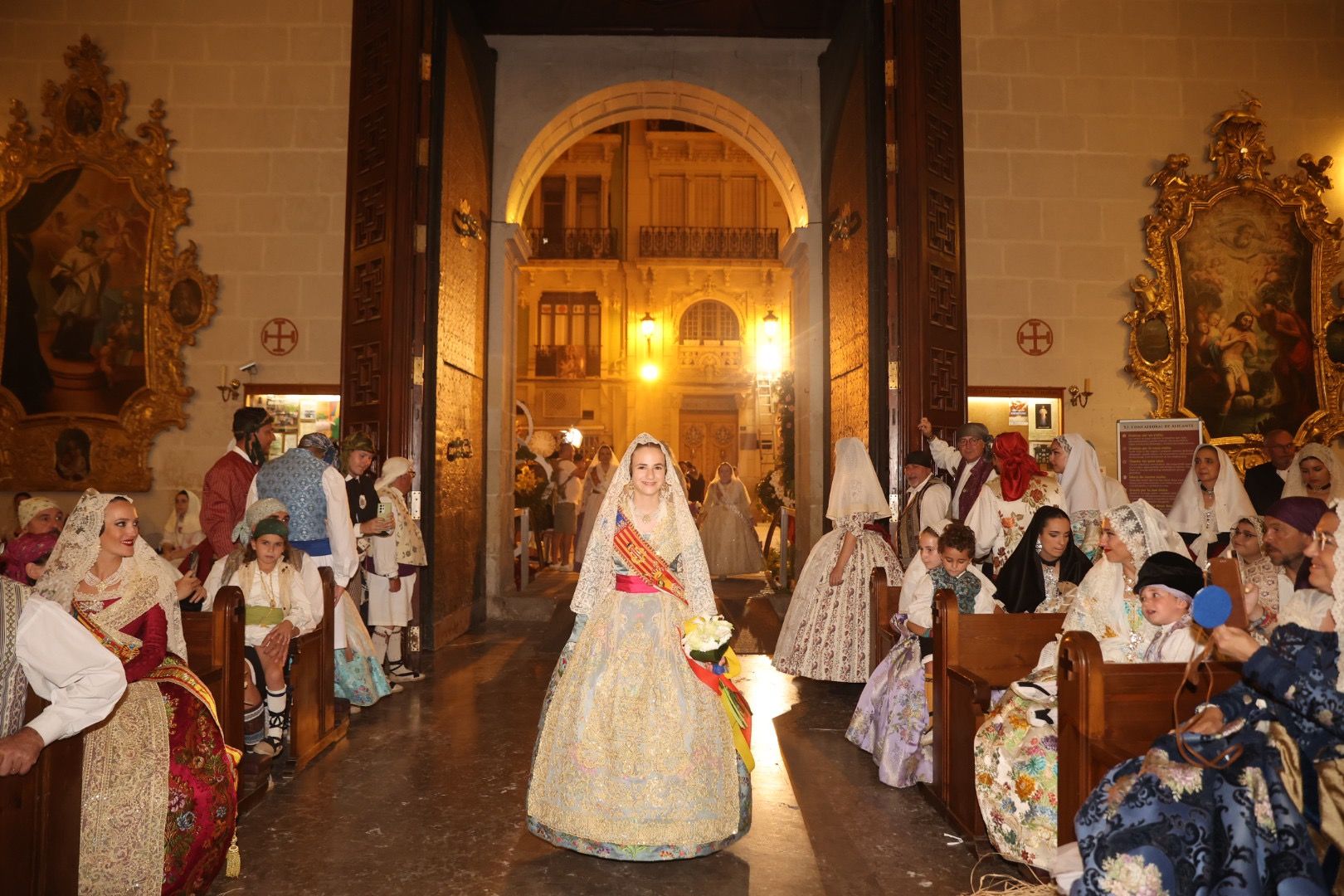 Carmen, Nerea y las dos cortes rematan la Ofrenda de Alicante