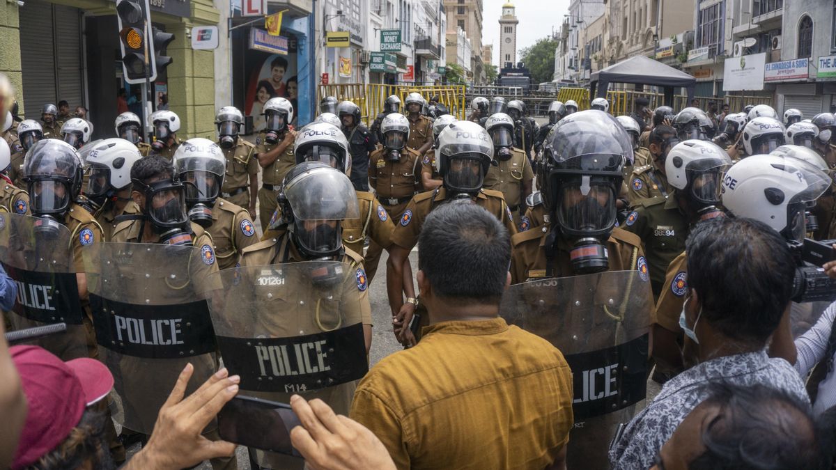 Policía durante las protestas en Sri Lanka