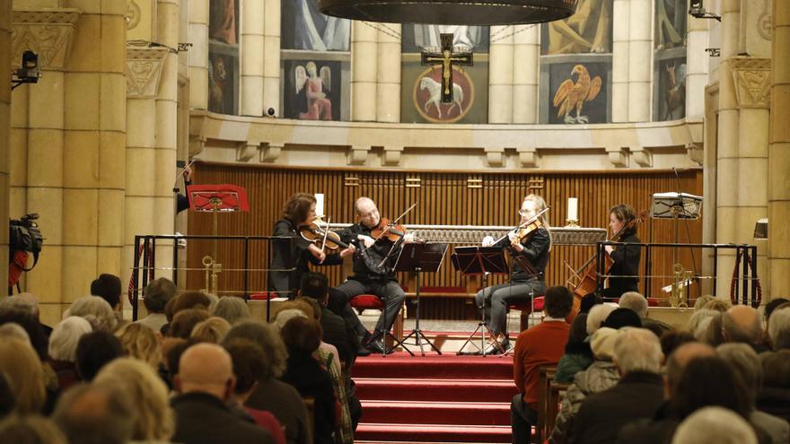 El concierto solidario y recogida de alimentos en la iglesia de San Pedro, en imágenes