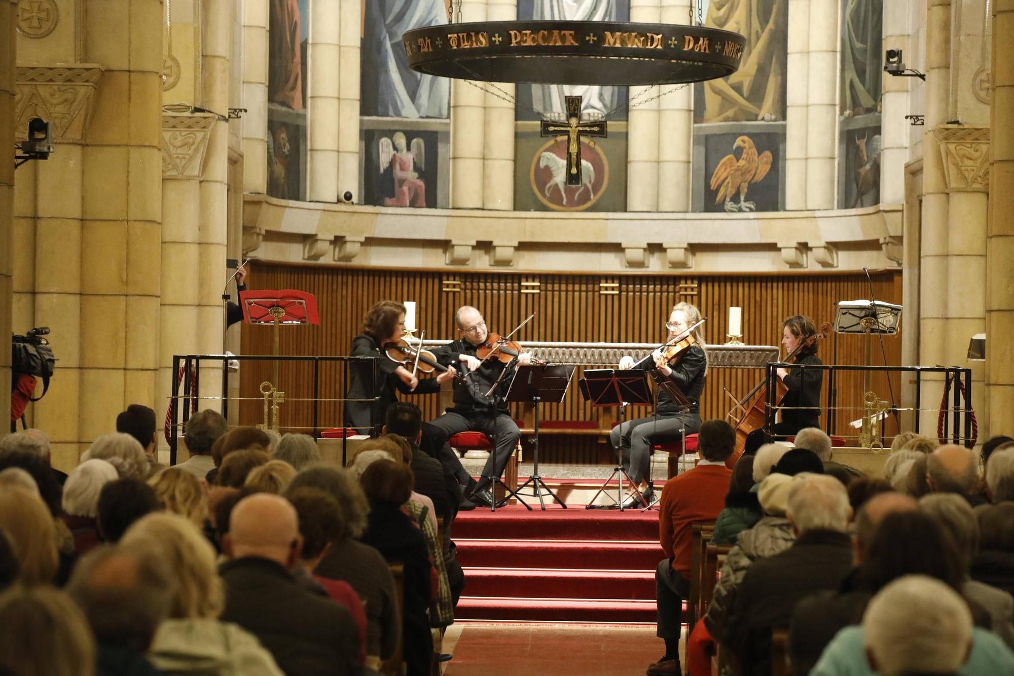 El concierto solidario y recogida de alimentos en la iglesia de San Pedro, en imágenes