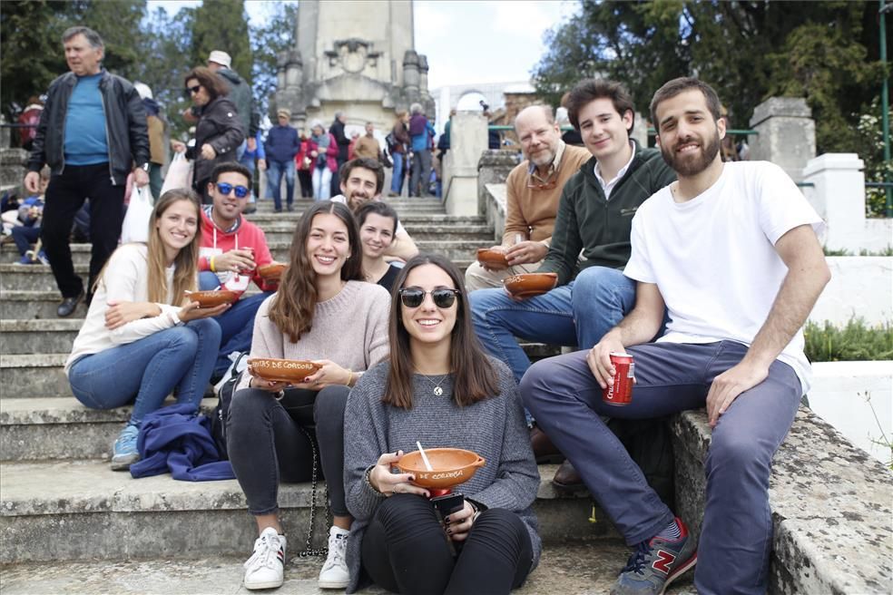 Unas 2.000 personas en las habas de las Ermitas