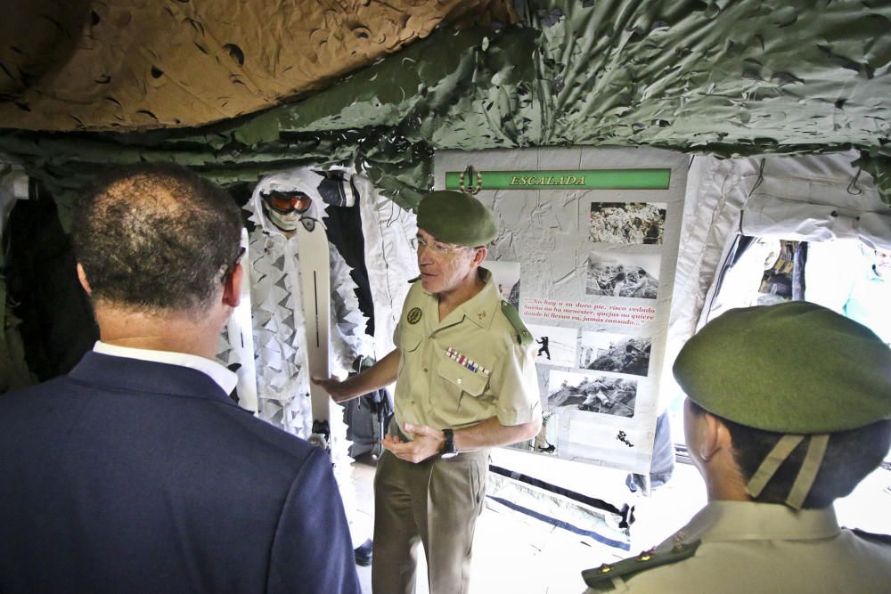 Exposición de vehículos y material militar en Orih