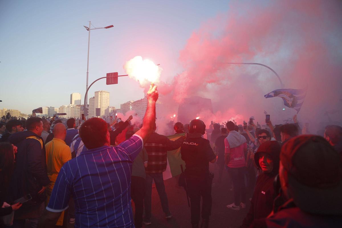 Así fue el recibimiento de la afición a la llegada del Deportivo en Riazor para el partido ante el Zaragoza