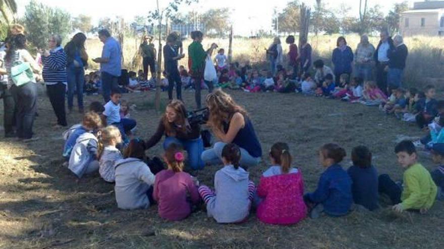 Una de las visitas escolares, ayer en los huertos.