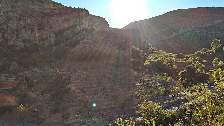 La montaña frente a las pinturas que cierra en círculo el santuario. | J.A.R.