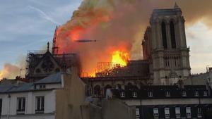 La nueva aguja de la catedral de Notre Dame de París, al descubierto tras el incendio de 2019