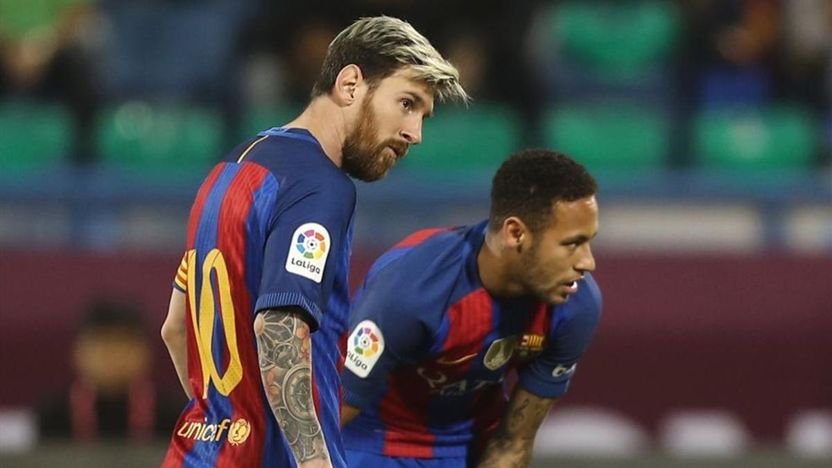 Messi y Neymar, durante el partido ante el Al-Ahli